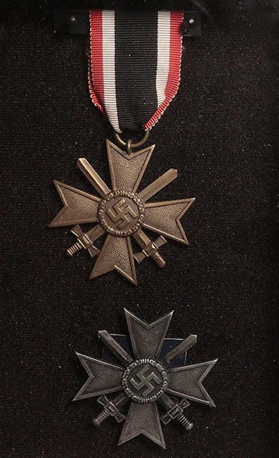 War Merit Cross set framed - Image 2